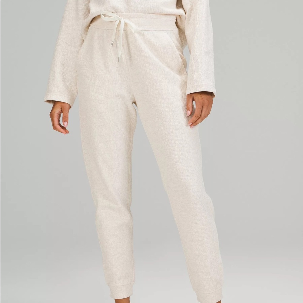 Lululemon White Opal Ribbed Joggers 7/8 Length